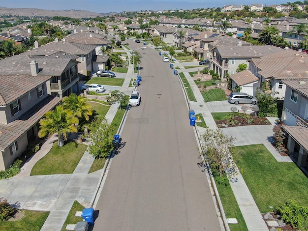 Vista aerea dall'alto del quartiere della classe media con ville nel sud della California USA