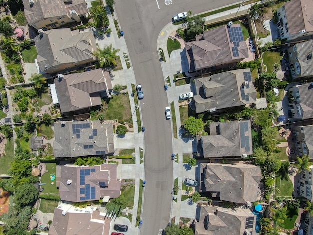 Vista aerea dall'alto del quartiere della classe media con ville nel sud della California USA