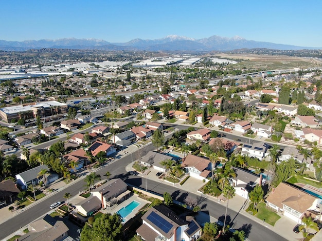 Vista aerea dall'alto della casa di suddivisione residenziale in Diamond Bar Eastern Los Angeles California