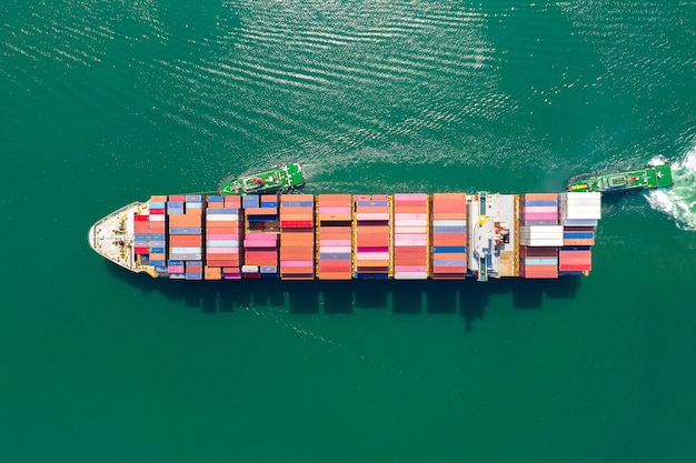 Vista aerea dall'alto della nave da carico che trasporta il container per l'importazione e l'esportazione di merci al cliente