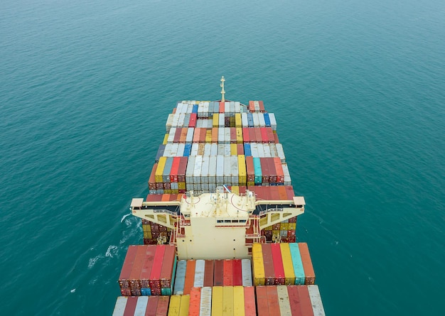 Vista aerea dall'alto della nave da carico che trasporta il container per l'importazione e l'esportazione di merci al cliente