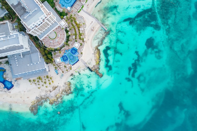 Vista aerea dall'alto della spiaggia di cancun e della zona degli hotel della città nel paesaggio della costa caraibica del Messico del Messico