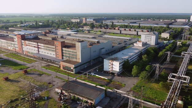 Vista aerea dall'alto della zona industriale del grande parco logistico con fabbriche