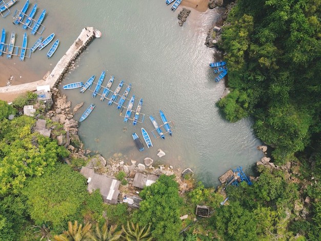 Vista aerea dall'alto delle barche tradizionali nella spiaggia della laguna in Indonesia