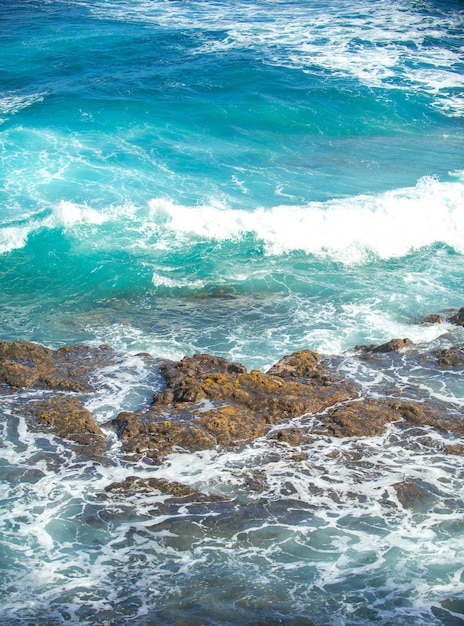 Vista aerea dall'alto delle bellissime onde del mare e della costa rocciosa il concetto di calma sulla natura