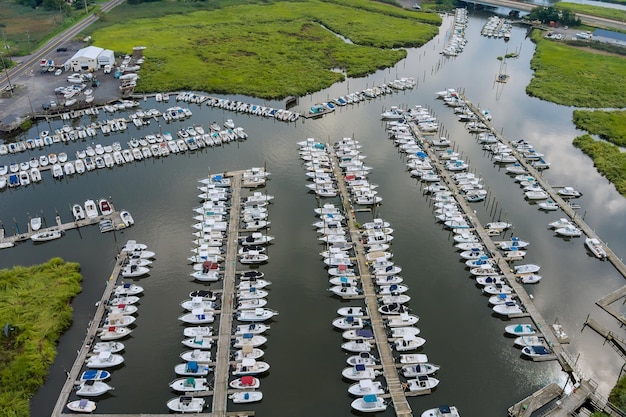 Vista aerea dall'alto delle vacanze estive del trasporto d'acqua il porto della barca a vela molti bellissimi yacht