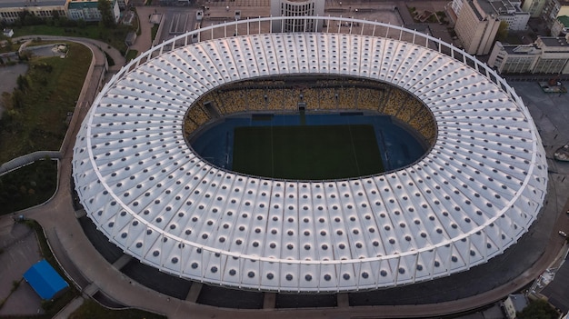 Vista aerea dall'alto dello stadio e del paesaggio urbano di Kiev sul tramonto dall'alto della città di Kiev skyline Ucraina