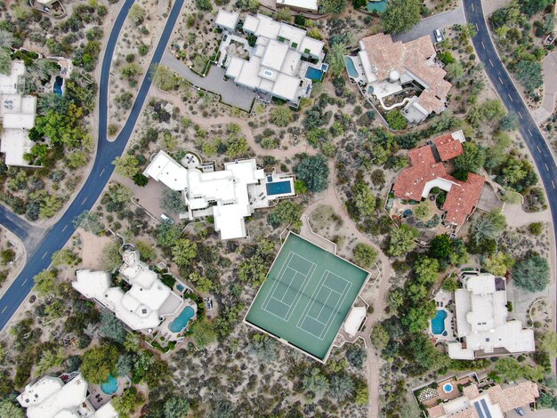 Vista aerea dall'alto di case di lusso di lusso con piscina e campo da tennis a Scottsdale Phoenix in Arizona