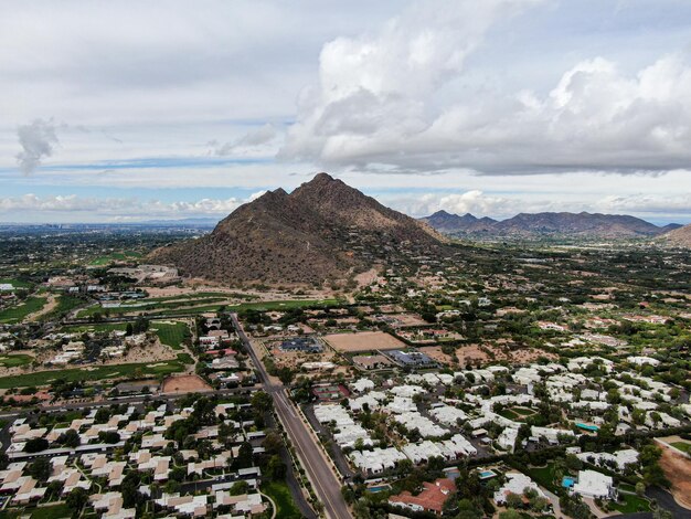 Vista aerea dall'alto di case di lusso di lusso con piscina e campo da tennis a Scottsdale Phoenix in Arizona