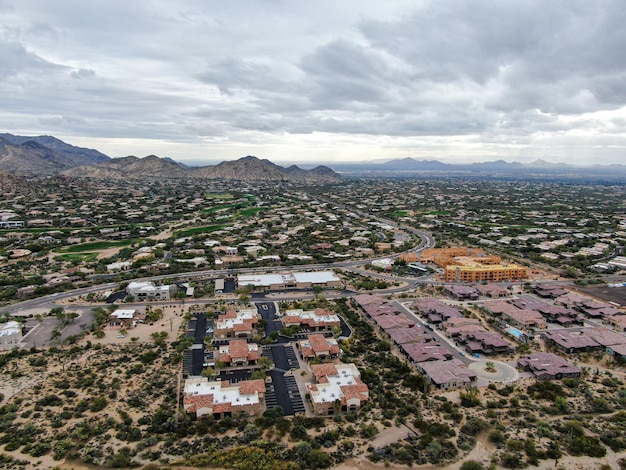 Vista aerea dall'alto di case di lusso di lusso con piscina e campo da tennis a Scottsdale Phoenix in Arizona