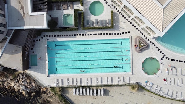 Vista aerea dall'alto di diverse piscine nel centro termale