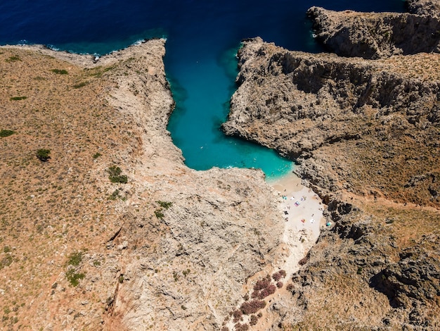 vista aerea dall'alto di drone della spiaggia di seitan limania nella baia con acqua turchese a creta