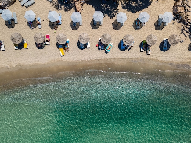 vista aerea dall'alto di drone della spiaggia tropicale della spiaggia di voulisma a creta grecia