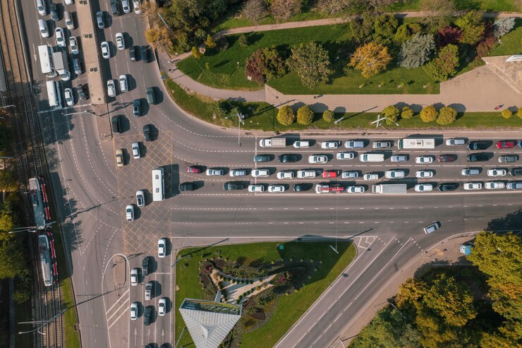Vista aerea dall'alto di incroci con traffico automobilistico e incroci urbani moderni
