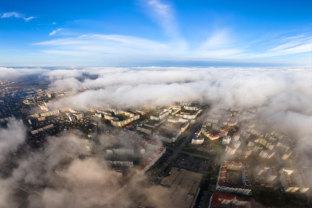 Vista aerea dall'alto di soffici nuvole bianche sulla città moderna con edifici alti.