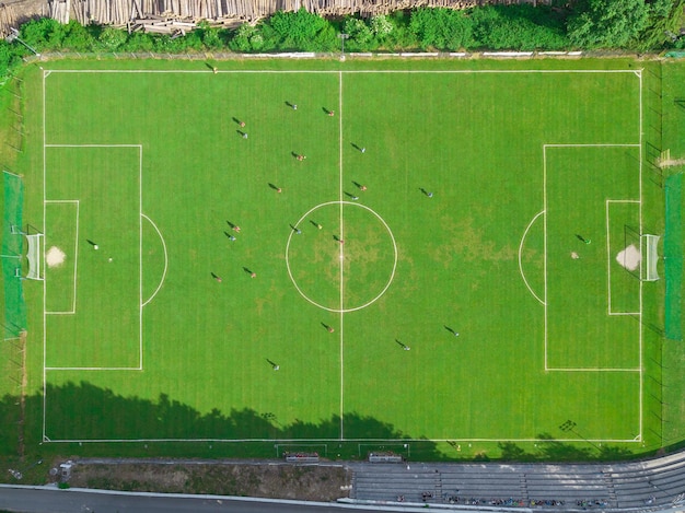 Vista aerea dall'alto di un campo di calcio con i giocatori
