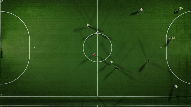 Vista aerea dall'alto di una mini partita di calcio Campo da minifootball e calciatori da drone