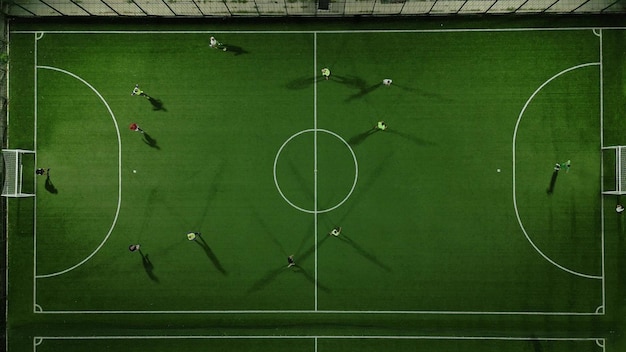 Vista aerea dall'alto di una mini partita di calcio Campo da minifootball e calciatori da drone