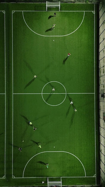 Vista aerea dall'alto di una mini partita di calcio Campo da minifootball e calciatori da drone