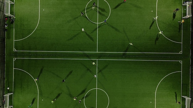 Vista aerea dall'alto di una mini partita di calcio Campo da minifootball e calciatori da drone