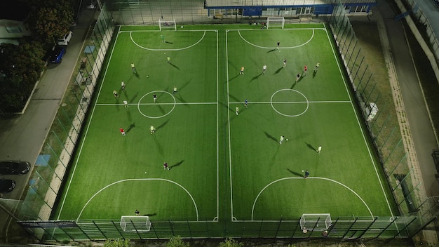 Vista aerea dall'alto di una mini partita di calcio Campo da minifootball e calciatori da drone