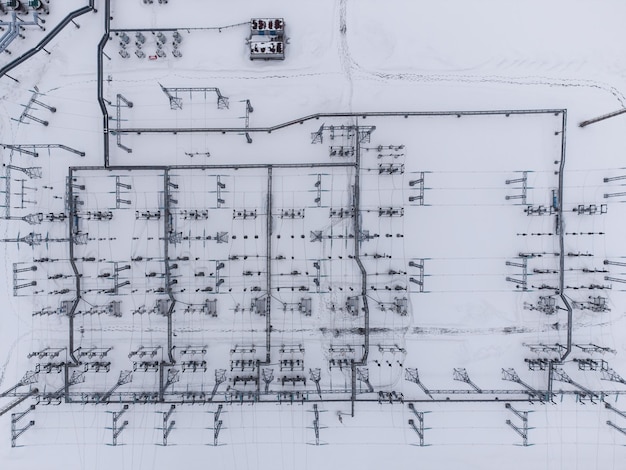 Vista aerea dall'alto di una sottostazione elettrica ad alta tensione nella stagione invernale