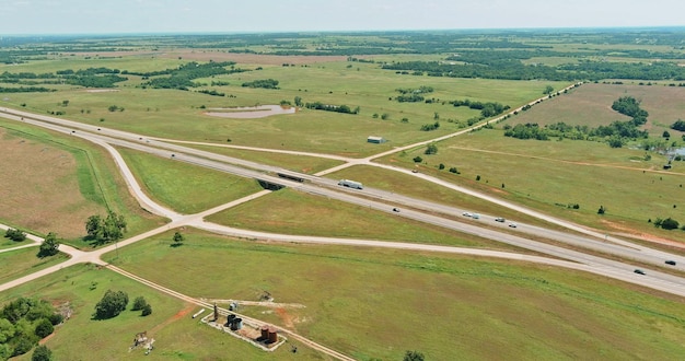 Vista aerea dall'alto giornata di sole del percorso storico dell'autostrada vicino alla cittadina di clinton in oklahoma usa