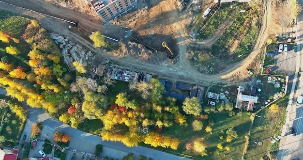 Vista aerea dall'alto grande complesso di appartamenti residenziali con edificio a più piani di cantiere