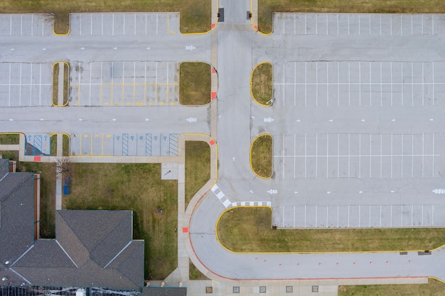 Vista aerea dall'alto il gruppo di parcheggiato vicino al liceo