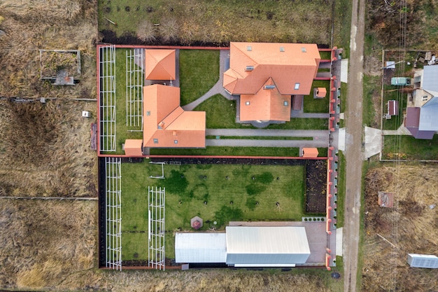 Vista aerea dall'alto in basso di una casa privata con tetto di tegole rosse e struttura del telaio predisposta per l'installazione di pannelli solari.