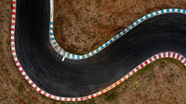 Vista aerea dall'alto motorsport gara asfalto pista circuito pista da corsa automobilistica Curva della pista Curva della pista da corsa vista dall'alto Vista aerea pista e curva dell'asfalto della gara automobilistica