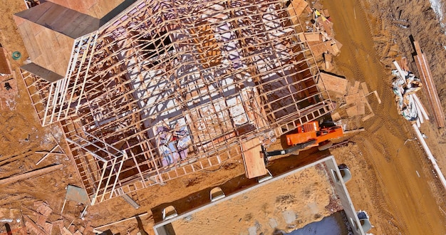 Vista aerea dall'alto nuova casa in costruzione intelaiatura di travi a bastone costruito edificio
