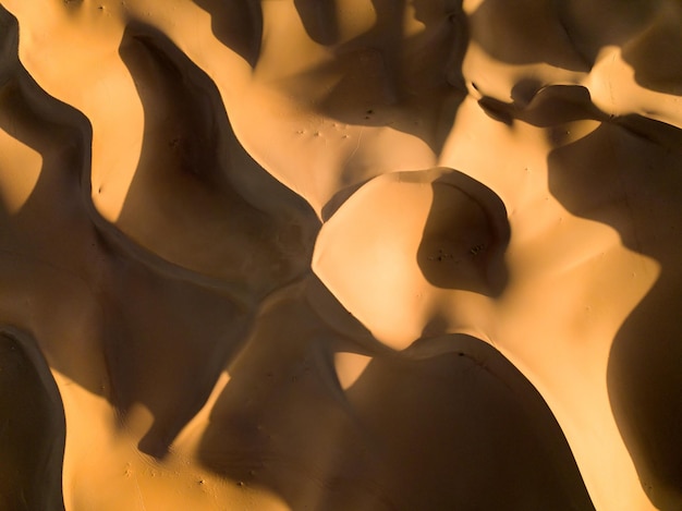 Vista aerea dall'alto sulle dune di sabbia nel deserto