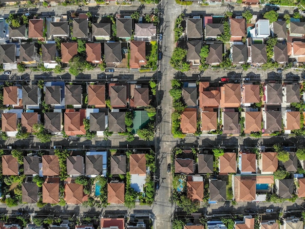 Vista aerea dall'alto verso il basso che sorvola la città che mostra le case familiari del quartiere immobiliare con tetti e giardini rosso arancio