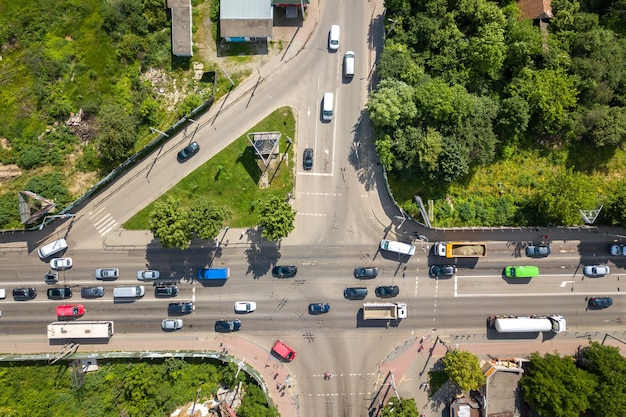 Vista aerea dall'alto verso il basso dell'incrocio di strade trafficate con traffico di auto in movimento.