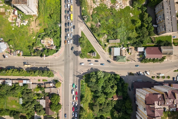 Vista aerea dall'alto verso il basso dell'incrocio di strade trafficate con traffico di auto in movimento.