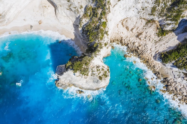 Vista aerea dall'alto verso il basso della spiaggia rocciosa di Kalamitsi, sull'isola di Lefkada, sul Mar Ionio, Grecia