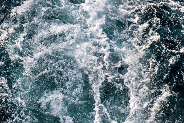 Vista aerea dall'alto verso il basso della superficie dell'acqua di mare