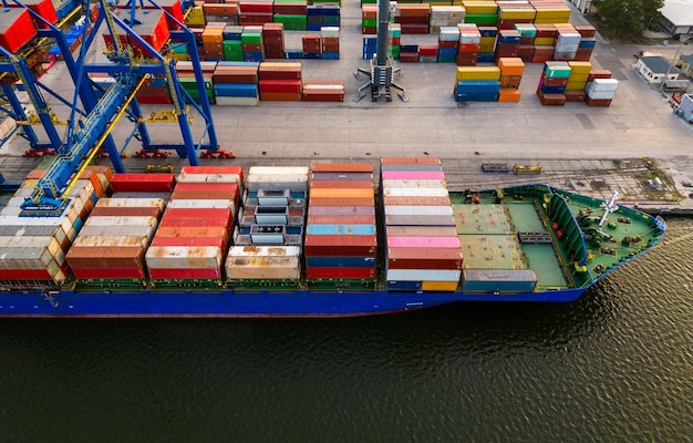 vista aerea dall'alto verso il basso di una nave portacontainer nel terminal del porto dove enormi container attendono il loro viaggio