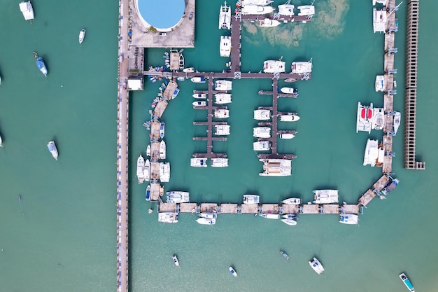 Vista aerea dall'alto verso il basso Drone colpo di yacht e barca a vela parcheggio nel porto turistico Trasporto e sfondo di viaggio Bellissimo mare nella stagione estiva