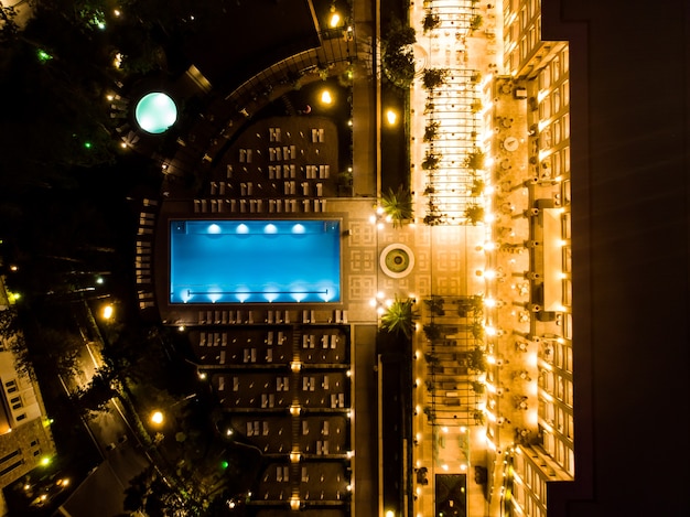 Vista aerea dall'alto, vista notturna da drone di hotel a cinque stelle e piscina in Bulgaria, resort di lusso estivo summer