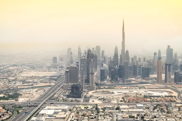 Vista aerea dall'elicottero dello skyline di Dubai e del Burj Khalifa
