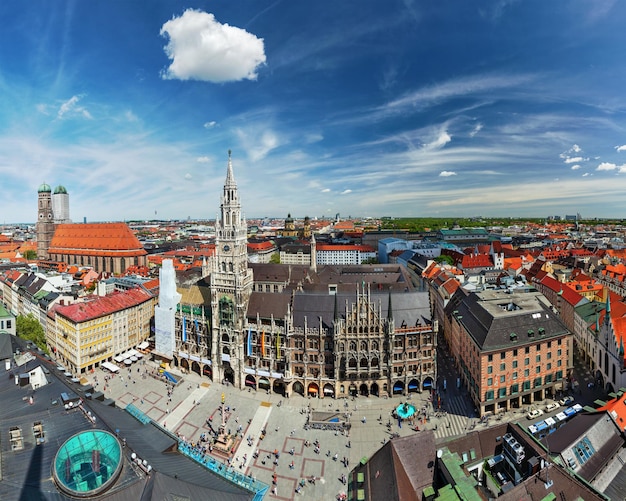 Vista aerea dall'occhio di un pesce della Marienplatz Neues Rathaus di Monaco e della Frauenkirche dalla chiesa di San Pietro di Monaco, Germania