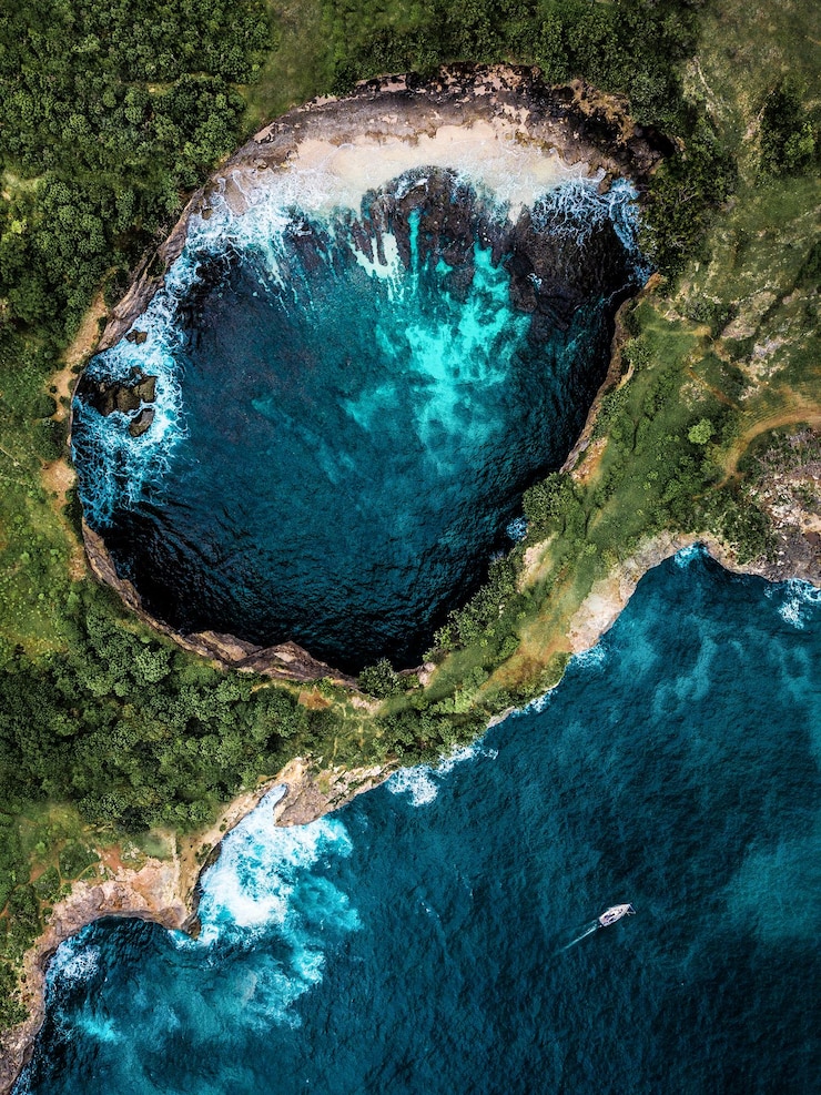 Foto vista aerea degli alberi e della laguna dal mare