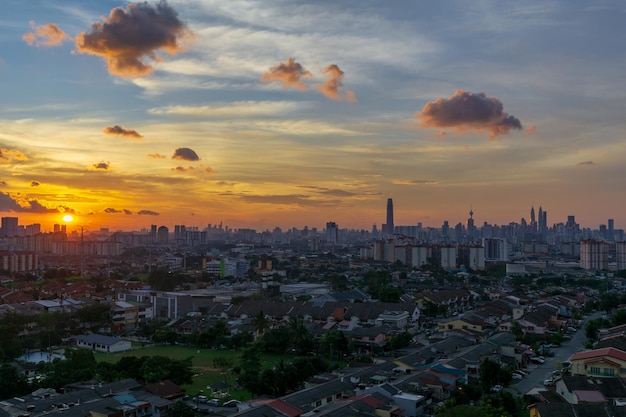 Vista aerea degli edifici della città durante il tramonto