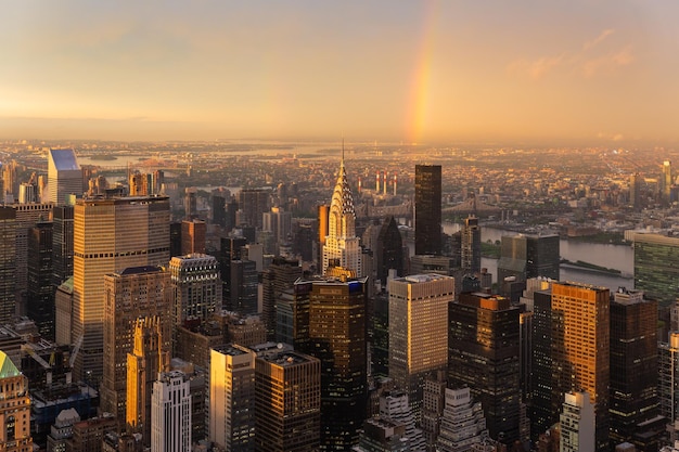 Vista aerea degli edifici della città durante il tramonto