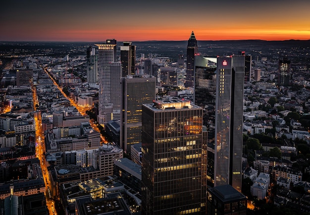 Vista aerea degli edifici della città durante il tramonto