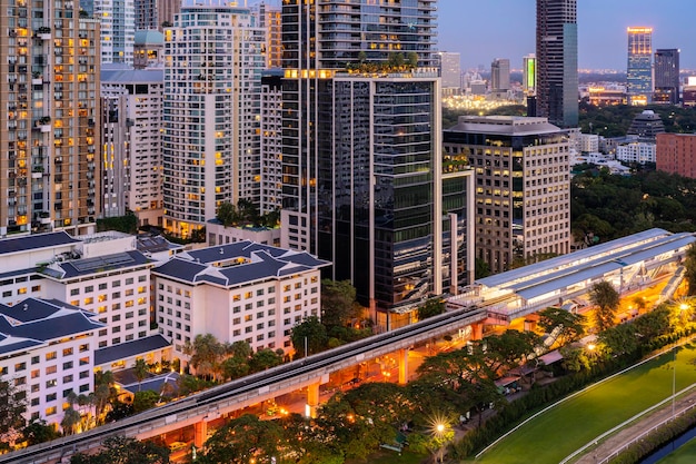 Vista aerea degli edifici per uffici moderni di Bangkok Condominio del treno elettrico nel centro della città di Bangkok con il cielo al tramonto Bangkok in Thailandia