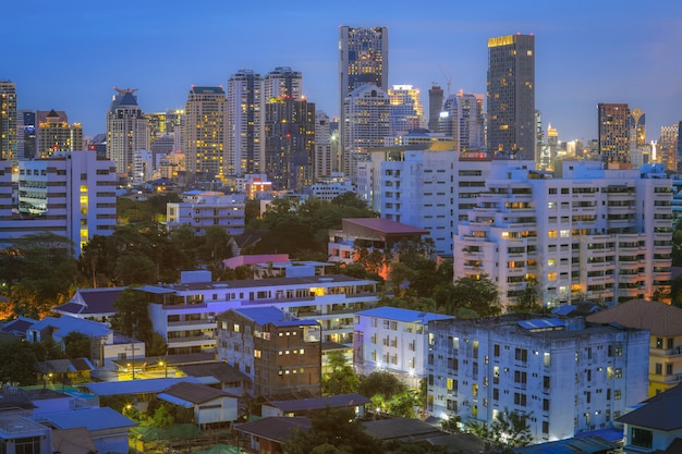 Vista aerea degli edifici per uffici moderni di Bangkok, condominio, posto vivente nella città di Bangkok