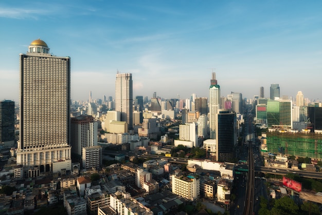 Vista aerea degli edifici per uffici moderni di Bangkok dentro in città con il cielo di tramonto, Bangkok, Tailandia.